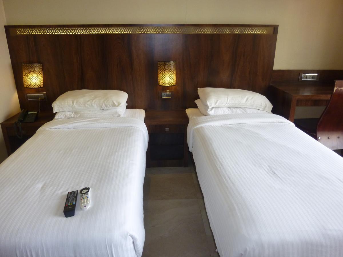 Hotel New Bengal Мумбай Екстериор снимка