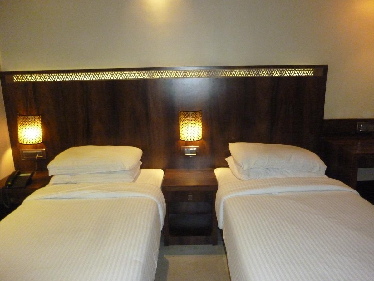 Hotel New Bengal Мумбай Екстериор снимка