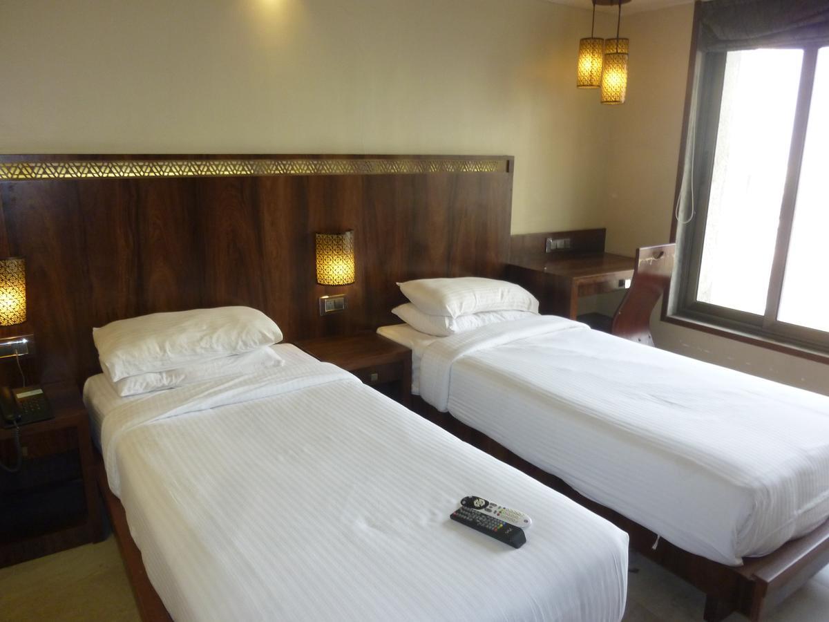 Hotel New Bengal Мумбай Екстериор снимка